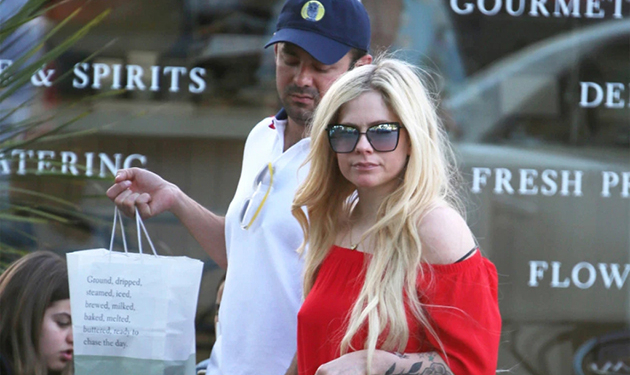 POR ONDE ANDA AVRIL LAVIGNE?