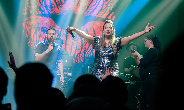 SHOW COM CANTORES CONVIDADOS