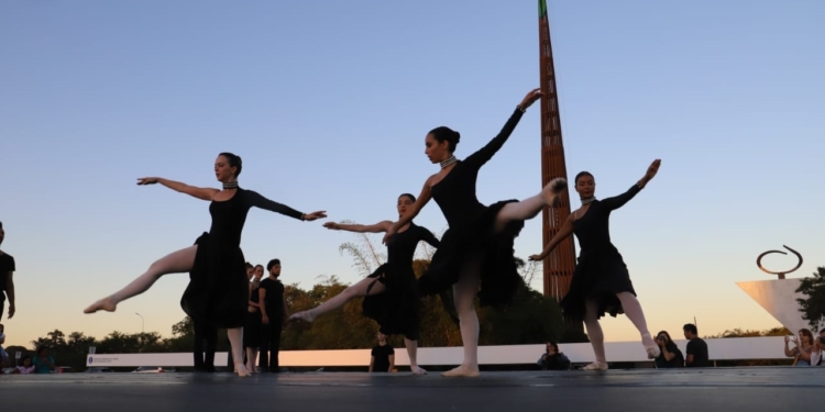 Balé na Praça dos Três Poderes encantou turistas e brasilienses
