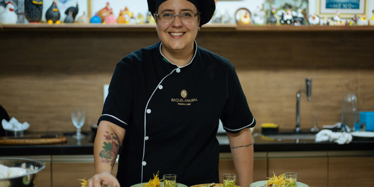 Chef Raquel Amaral assina festival de mini empratados no Loca Como Tu Madre