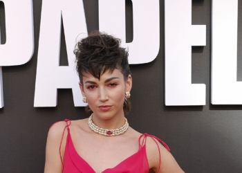 Úrsula Corberó usa joias Bvlgari na estreia de “La Casa de Papel 3”