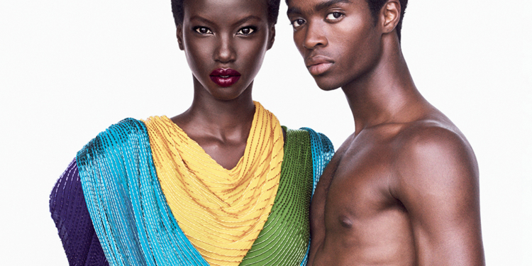 Vogue de agosto estrela três capas com os modelos Anok Yai e Alton Mason e styling de Pedro Sales