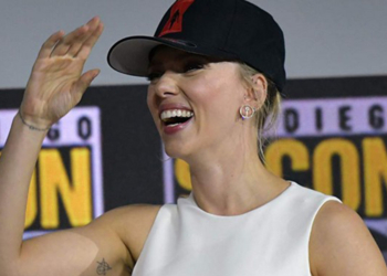 Scarlet Johansson exibe seu anel de noivado pela primeira vez