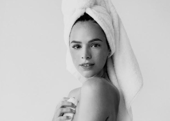 #TOWELSERIES. Bruna Marquezine posa apenas de toalha para icônica série de Mario Testino