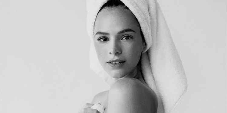 #TOWELSERIES. Bruna Marquezine posa apenas de toalha para icônica série de Mario Testino