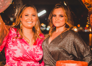 DUPLA COMEMORAÇÃO. Adriana Samartini celebra aniversário com irmã no BierFass