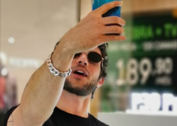Chay Suede marca presença em evento da Huawei em Brasília