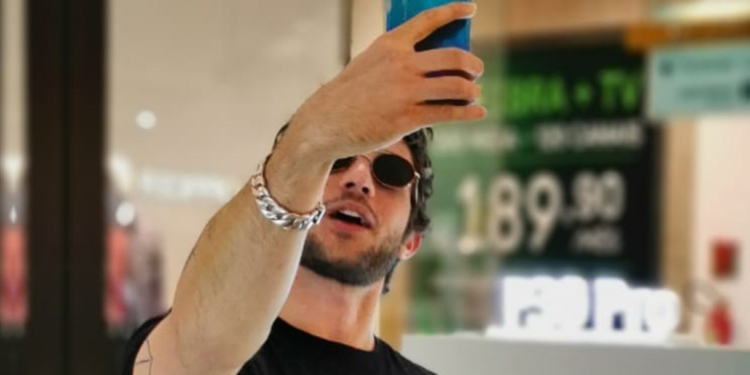 Chay Suede marca presença em evento da Huawei em Brasília
