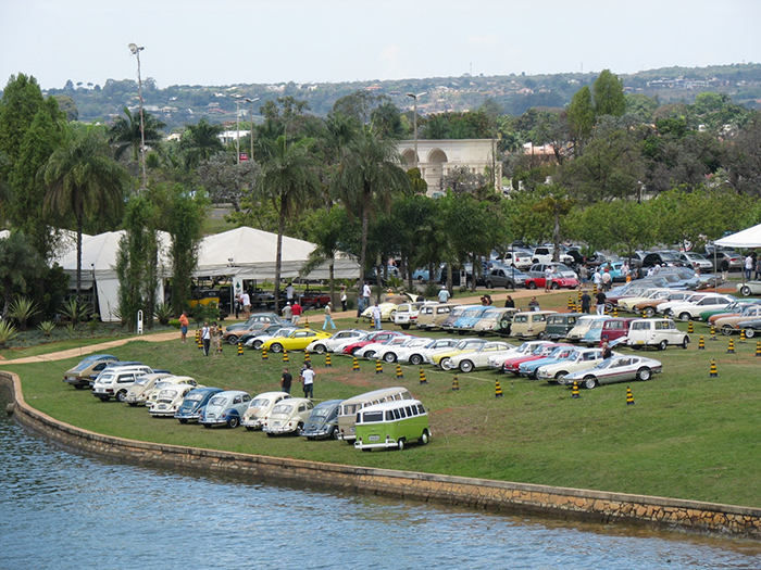 Exposição de carros antigos movimenta estacionamento da Ponte Estaiada -  OitoMeia