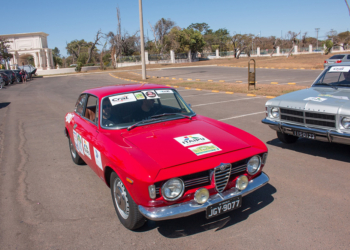 Pontão recebe exposição de carros antigos a partir da década de 1920