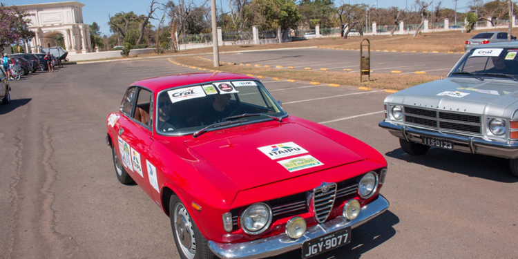 Pontão recebe exposição de carros antigos a partir da década de 1920