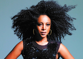 Negra Li canta na premiação do 16º Prêmio Engenho de Comunicação