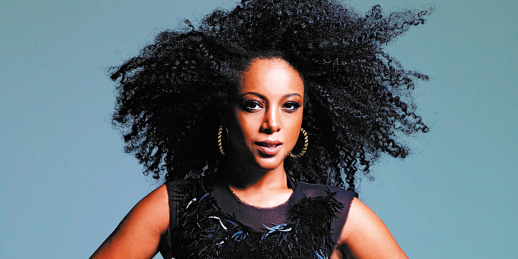 Negra Li canta na premiação do 16º Prêmio Engenho de Comunicação