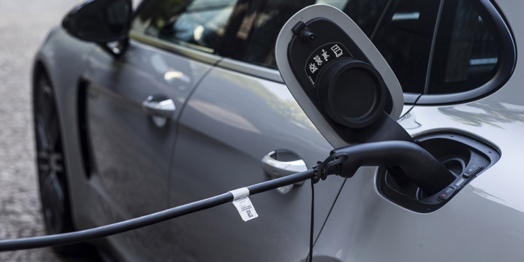 Pontão recebe primeiro Porsche Mobile Charger de Brasília