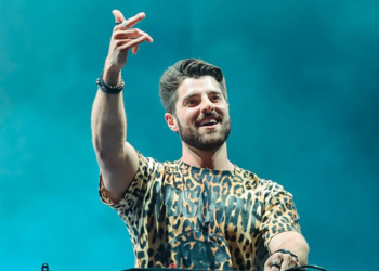 DJ Alok toca no festival Na Praia com Bhaskar e seus pais