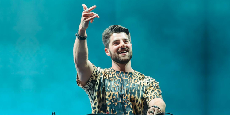 DJ Alok toca no festival Na Praia com Bhaskar e seus pais