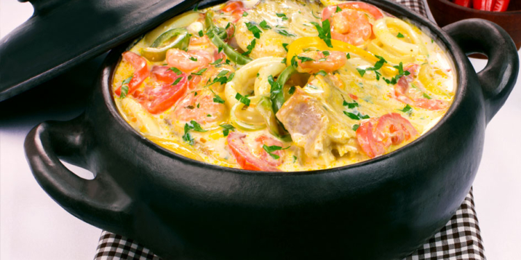 Qual vinho é perfeito para harmonizar com a moqueca de peixe? Tem receita e 5 sugestões