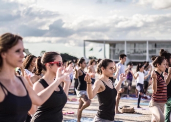 Yoga chega à Praça dos Três Poderes da capital
