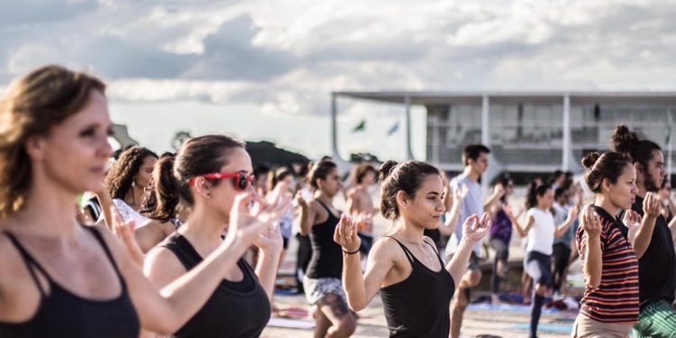 Yoga chega à Praça dos Três Poderes da capital