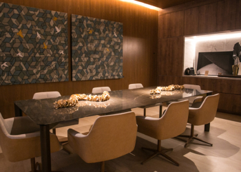 Gabriela Gontijo recebe convidados em seu ambiente na CASACOR Brasília