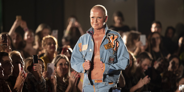 Xuxa desfila para The Paradise no Rio de Janeiro