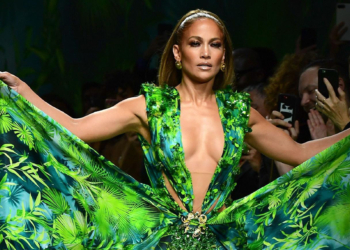 Jennifez Lopez causa frisson com vestido icônico no desfile da Versace em Milão