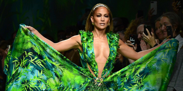 Jennifez Lopez causa frisson com vestido icônico no desfile da Versace em Milão