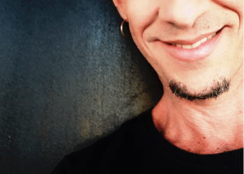 Ael Di Plural estreia espetáculo cênico musical de voz, violão e percussão no Teatro Brasília Shopping