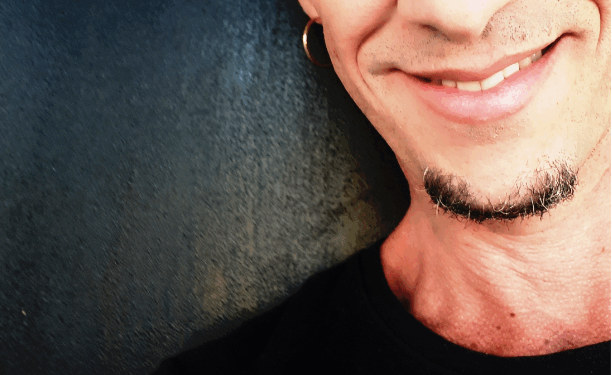 Ael Di Plural estreia espetáculo cênico musical de voz, violão e percussão no Teatro Brasília Shopping