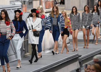 Virginie Viard desfila sua primeira coleção para Chanel e comediante francesa invade a passarela