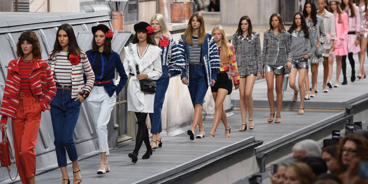 Virginie Viard desfila sua primeira coleção para Chanel e comediante francesa invade a passarela