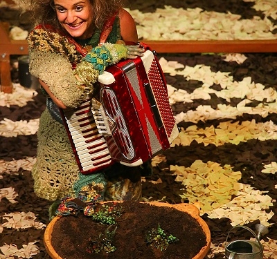 Espetáculo “Sementes” estreia na Funarte com metáforas, música e humor para crianças