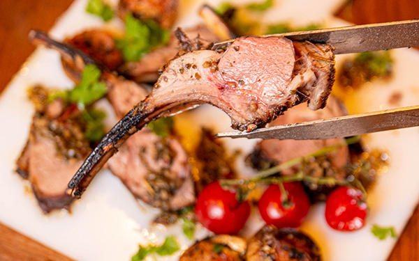 Restaurante Hawk inaugura em Águas Claras como steak bar & lounge