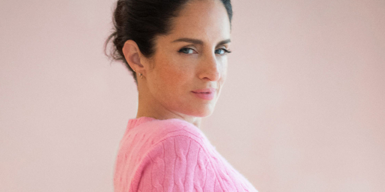 HERRERA PINK. Carolina Herrera lança campanha em apoio a mulheres diagnosticadas com câncer de mama