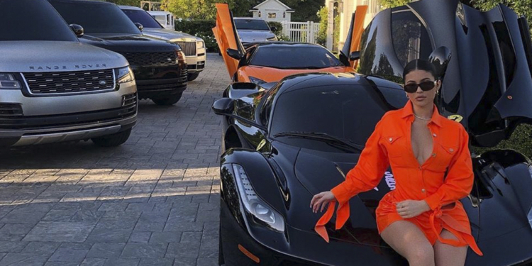 Vem ver a coleção de carros milionários de Kylie Jenner