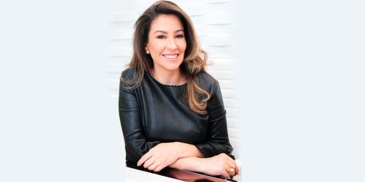 Dermatologista Daniela Rodrigues celebra um ano de sucesso com jantar para convidados