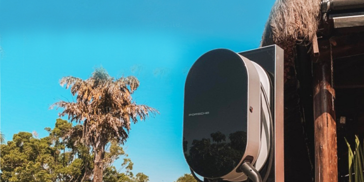 Carregador elétrico Porsche Mobile Charger já está disponível no Pontão do Lago Sul