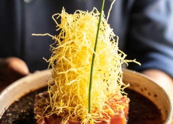 Kawa comemora um ano e apresenta novo chef Carlos Watanabe