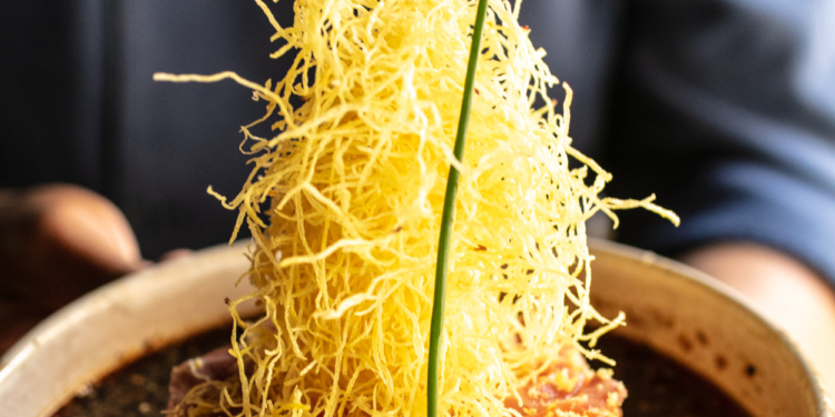 Kawa comemora um ano e apresenta novo chef Carlos Watanabe