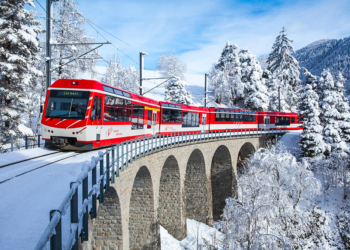 Governo da Suíça ilumina Cristo Redentor de vermelho para celebrar novo trem do Corcovado