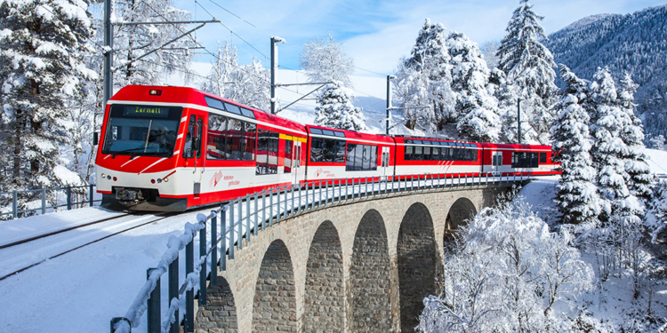 Governo da Suíça ilumina Cristo Redentor de vermelho para celebrar novo trem do Corcovado