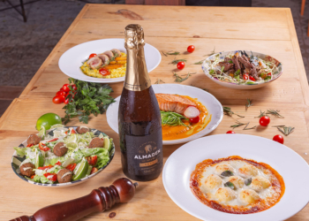 Restaurantes oferecem locais reservados e pacotes especiais para confraternizações de fim de ano