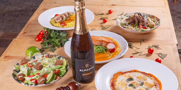 Restaurantes oferecem locais reservados e pacotes especiais para confraternizações de fim de ano