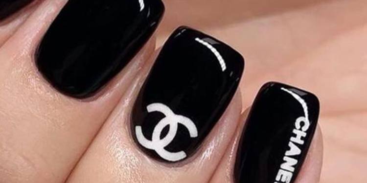 Nail Art com símbolos de marcas é a nova tendência para as unhas