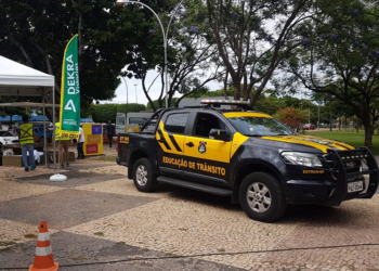 DEKRA e DETRAN-DF promovem conscientização no trânsito em universidade
