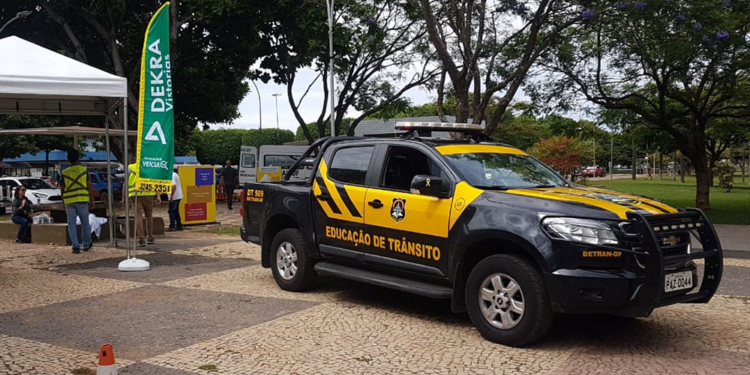 DEKRA e DETRAN-DF promovem conscientização no trânsito em universidade