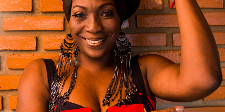 Dhi Ribeiro lança primeiro DVD de samba com show exclusivo