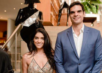 Magrella apresenta decoração de Natal assinada pelos arquitetos George e Julia Zardo com mobiliários da Artefacto