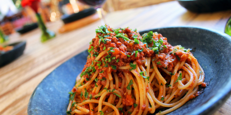 Dona Lenha estende horário de atendimento e inaugura menu com preços promocionais