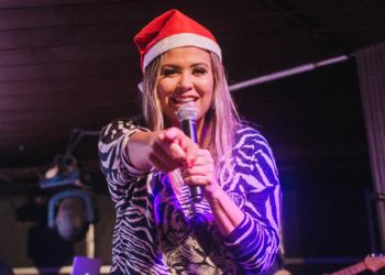 Adriana Samartini celebra o Natal com show exclusivo e convidados especiais no Brazólia Bar